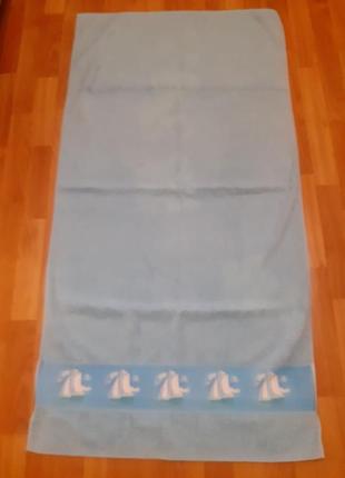 Голубое махровое полотенце.