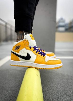 Мужские кроссовки в стиле найк ярко белые с желтыми вставками nike air jordan 1 mid se laker