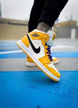 Мужские кроссовки в стиле найк ярко белые с желтыми вставками nike air jordan 1 mid se laker