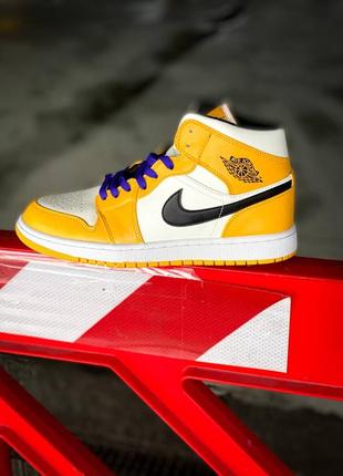 Мужские кроссовки в стиле найк ярко белые с желтыми вставками nike air jordan 1 mid se laker
