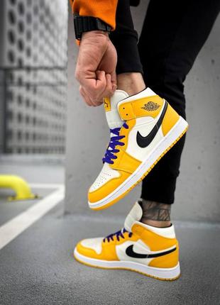 Мужские кроссовки в стиле найк ярко белые с желтыми вставками nike air jordan 1 mid se laker