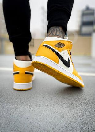 Мужские кроссовки в стиле найк ярко белые с желтыми вставками nike air jordan 1 mid se laker