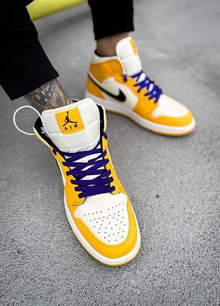 Мужские кроссовки в стиле найк ярко белые с желтыми вставками nike air jordan 1 mid se laker