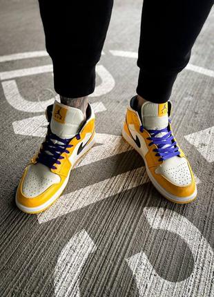 Мужские кроссовки в стиле найк ярко белые с желтыми вставками nike air jordan 1 mid se laker