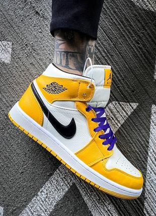 Мужские кроссовки в стиле найк ярко белые с желтыми вставками nike air jordan 1 mid se laker