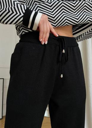Женский вязаный брючный костюм черный свитер + брюки джоггеры машинной вязки мирер и штаны5 фото