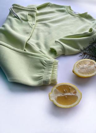Яркий теплый костюм в лимонном цвете