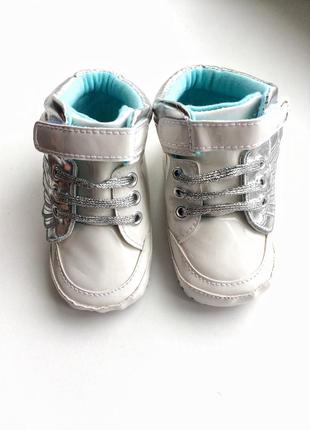 Круті високі кросівки-крила, білі на ніжку 13 см, 12-18 і 18-24 міс