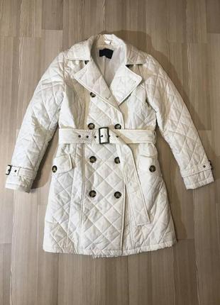Белое стеганое пальто