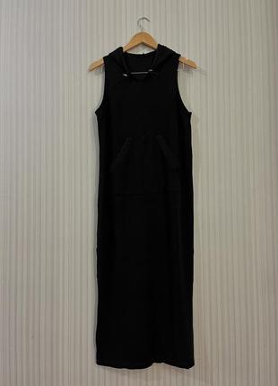Длинное черное платье с капюшоном1 фото