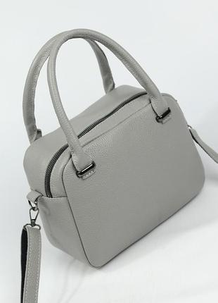 Сіра жіноча шкіряна маленька сумка крос боді з ручками та ремінцем через плече3 фото