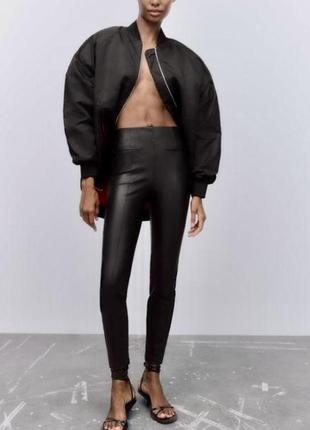 Утепленный объемный бомбер атласная шелковая куртка zara