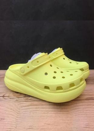 Крокс классик клог платформа краш лимони crocs classic crush sulphur