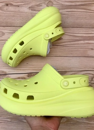 Крокс классик клог платформа краш лимони crocs classic crush sulphur9 фото