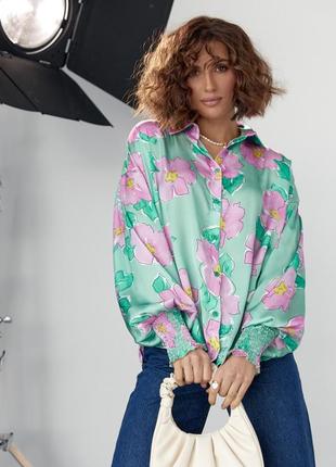 Шелковая блуза на пуговицах с узором в цветы