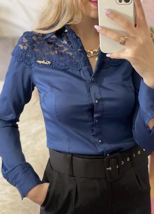 Невероятно стильная блуза насыщенного синего цвета с кружевом1 фото