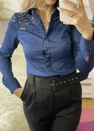 Невероятно стильная блуза насыщенного синего цвета с кружевом3 фото