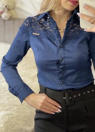 Невероятно стильная блуза насыщенного синего цвета с кружевом6 фото