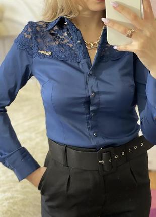Невероятно стильная блуза насыщенного синего цвета с кружевом7 фото