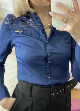 Невероятно стильная блуза насыщенного синего цвета с кружевом4 фото