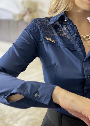Невероятно стильная блуза насыщенного синего цвета с кружевом8 фото