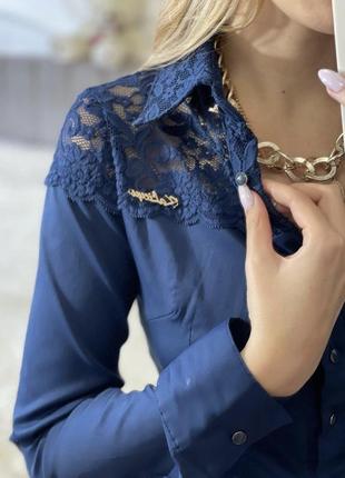 Невероятно стильная блуза насыщенного синего цвета с кружевом9 фото