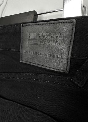 Tommy hilfiger черные базовые джинсы модели slim6 фото