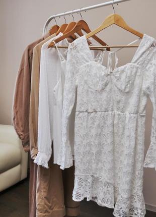 Нове асиметричне білу мереживну сукню-бюстьє з воланами / зірковий принт
