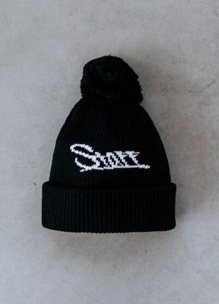 Черная брендированная шапка staff black logo