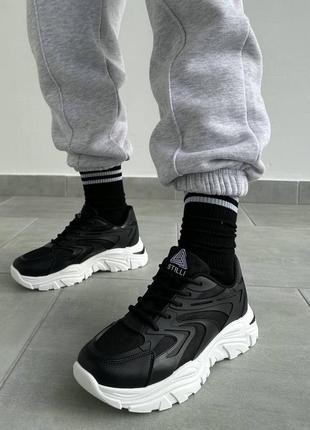 Черные кроссовки