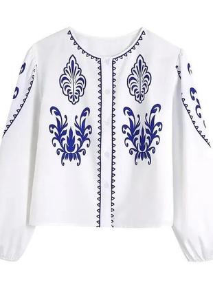 Біла блуза з синім візерунком