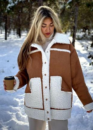 Дубленка свободного силуета на кнопках воротник отложной накладные карманы рукав спущенный с манжетом низ на манжете ткань дубовый замш мех барашек