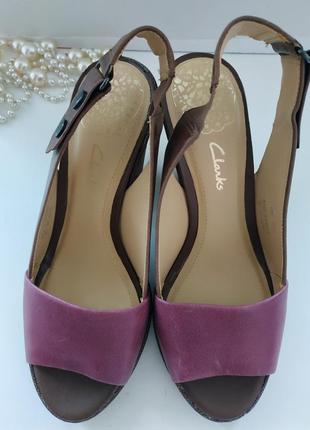 Новые босоножки clarks на устойчивом  каблуке, uk- 6,5(24,8-25 см)