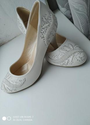 Дуже гарні нові білі туфлі, оздоблені стразами та бісером2 фото