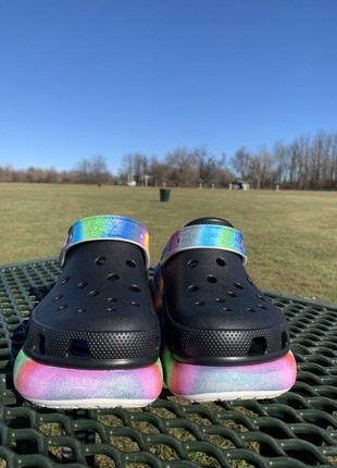 Крокс класссек клог платформа мульти черные краш crocs classic crush spray dye clog5 фото