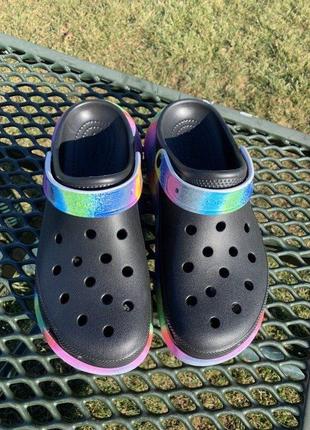 Крокс класссек клог платформа мульти черные краш crocs classic crush spray dye clog7 фото