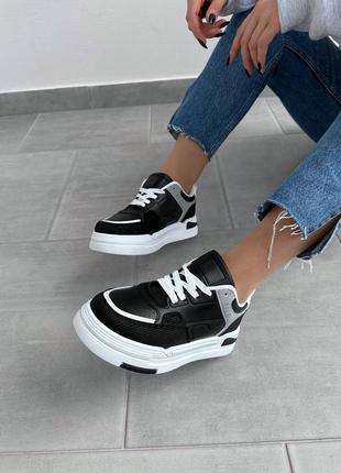 Стильные черные кроссовки