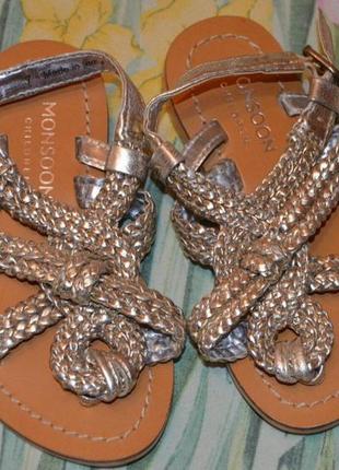 Отличные новые босоножки