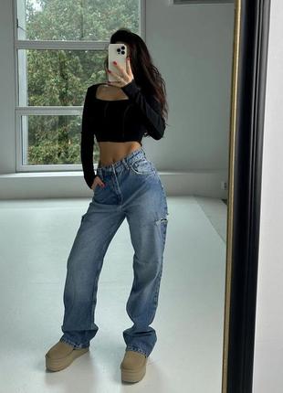 Женские джинсы с декоративными разрезами на бедрах1 фото