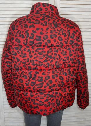 Стёганая куртка красная с леопардовым принтом4 фото