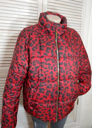 Стёганая куртка красная с леопардовым принтом2 фото