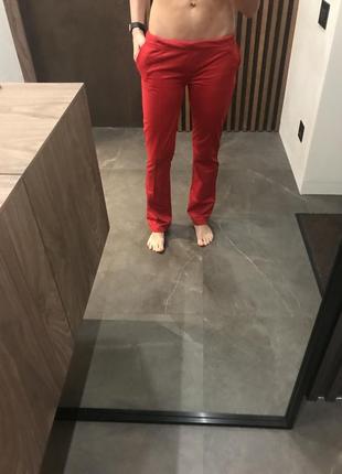 Красные спортивные штаны с низкой посадкой