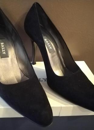 Чорні замшеві модельні туфлі bally на високому лаковому підборах.