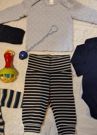 Набор фирменных вещей: кофточки, штаны, погремушка и держатель для соски4 фото
