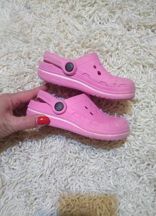 Крокси,аквашузы, шльопанці.