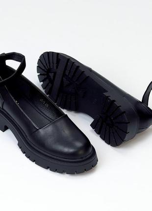 Тренд сезона туфли лоферы женские беж и черные5 фото