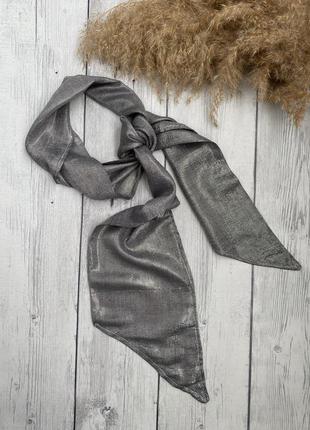 Шарф, повязка на голову или вплетения в волосы