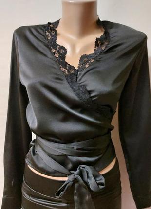 Гарна чорна  атласна блуза,топ на запах