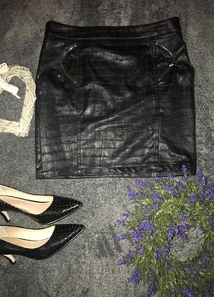 Стильная чёрная юбка с напилением под кожу