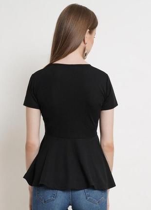 Черная фактурная блуза футболка с баской воланом снизу стрейч вырезом декольте батал большого размер2 фото